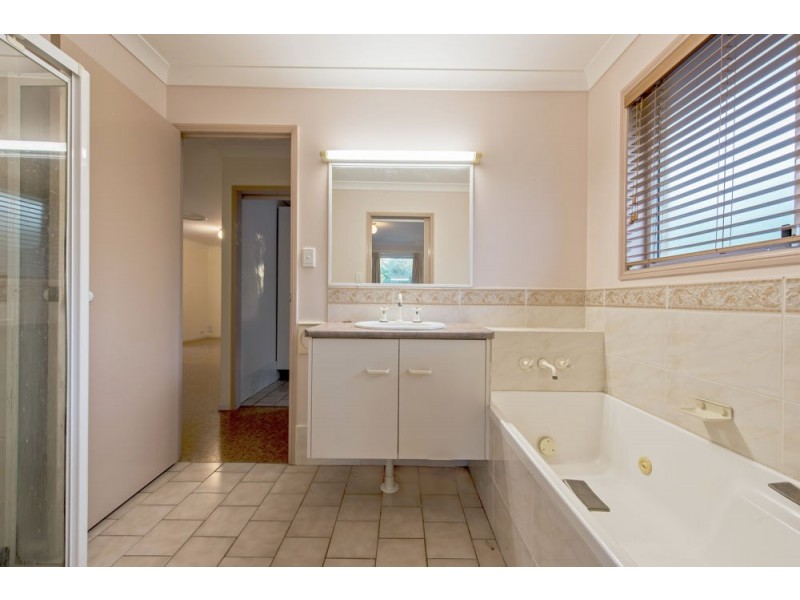 17 Lake Drive, Meringandan QLD 4352