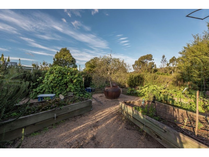 17 Lake Drive, Meringandan QLD 4352