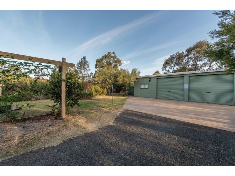 17 Lake Drive, Meringandan QLD 4352