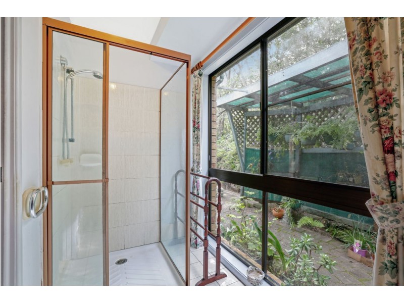 6 Logan Court, Clear Mountain QLD 4500