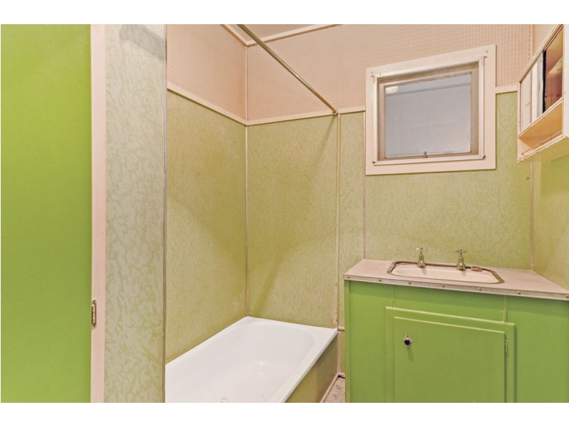 12 Esmond Street, Rockville QLD 4350