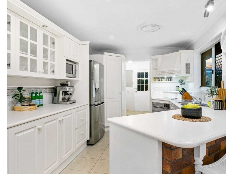 1 Courageous Court, Newport QLD 4020