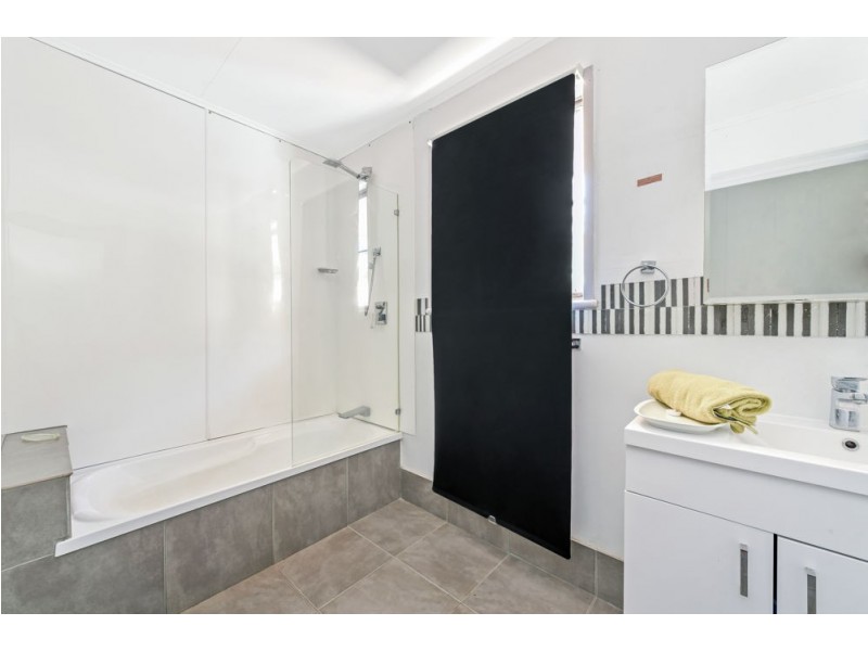 1 Beck Street, Mount Lofty QLD 4350