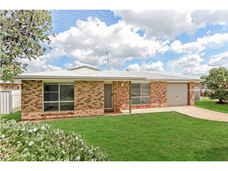 16 Catalina Drive, Wilsonton QLD 4350