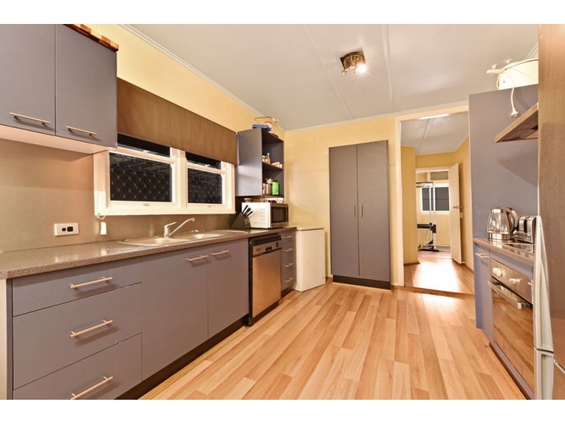 305 West Street, Harristown QLD 4350