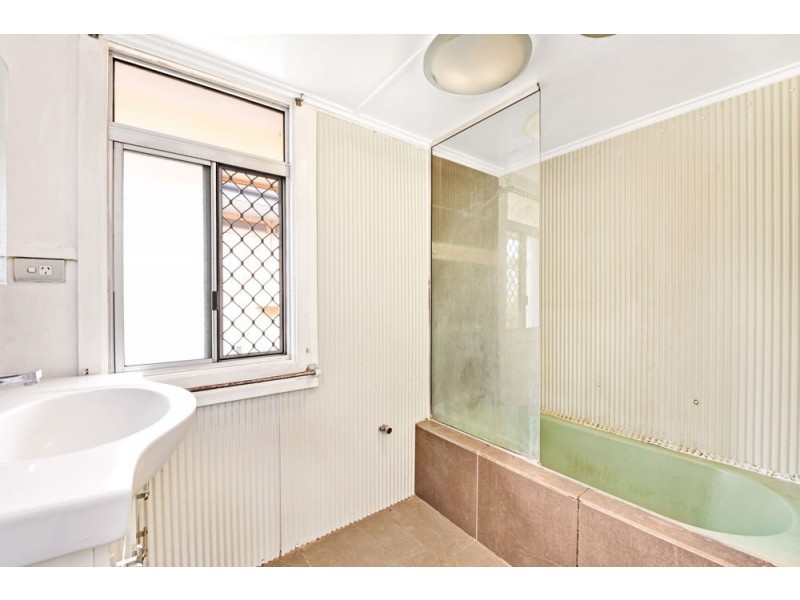 305 West Street, Harristown QLD 4350