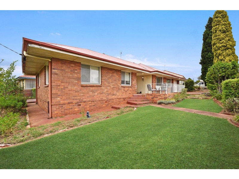 305 West Street, Harristown QLD 4350
