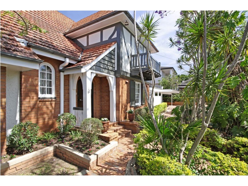 18 Castleton Street, Hamilton QLD 4007