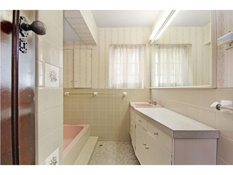 18 Castleton Street, Hamilton QLD 4007