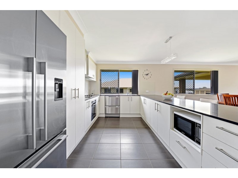 18 Rosella Gardens Drive, Meringandan West QLD 4352
