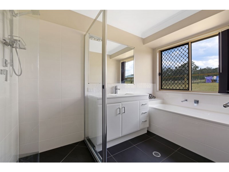 18 Rosella Gardens Drive, Meringandan West QLD 4352