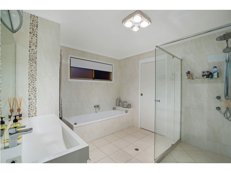 19 Hilltop Crescent, Blue Mountain Heights QLD 4350