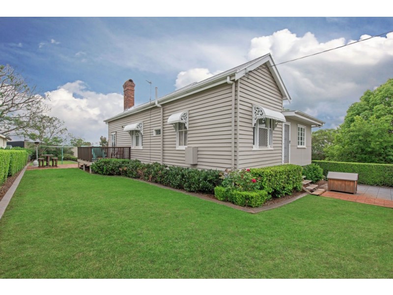 8 Kelfield Street, North Toowoomba QLD 4350