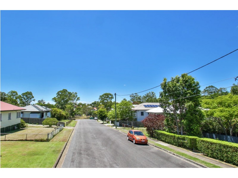 15 Broula Street, Stafford Heights QLD 4053