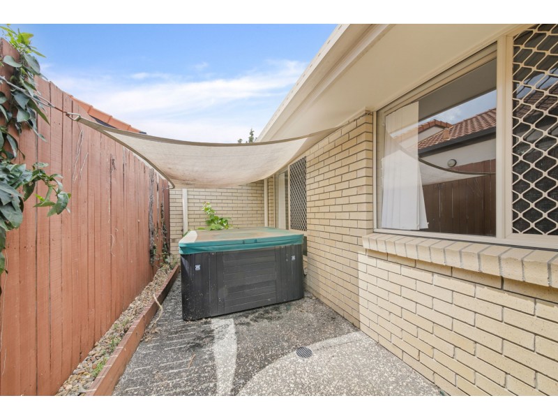 2 Holland Place, Carindale QLD 4152