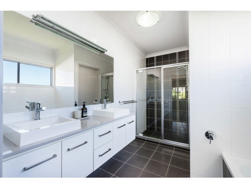157 Macrossan Ave, Norman Park QLD 4170