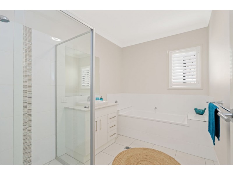 22 April Crescent, Bridgeman Downs QLD 4035