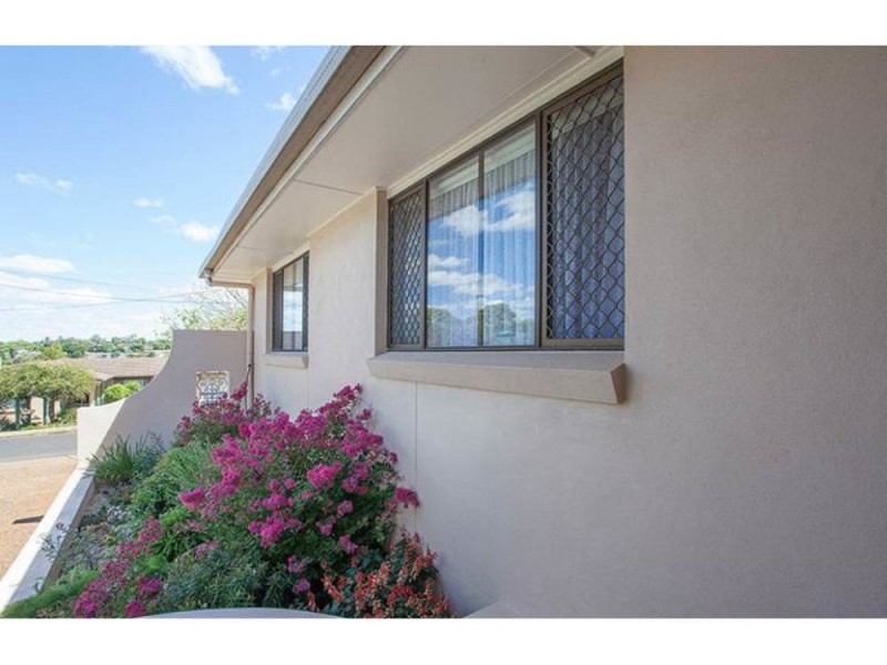 17 Mott Crescent, Rockville QLD 4350