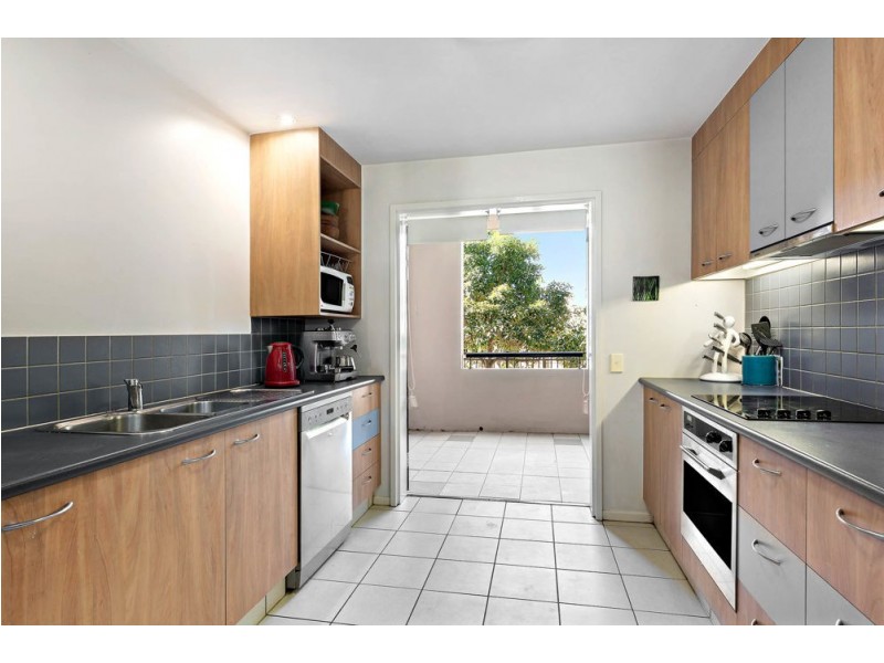 10/70 Norman Crescent, Norman Park QLD 4170