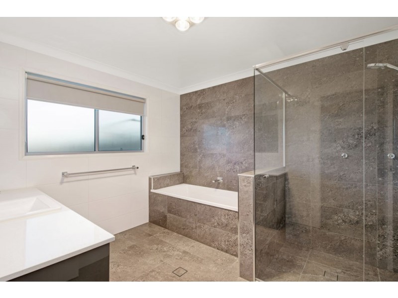 3 St Ives Court, Mount Lofty QLD 4350