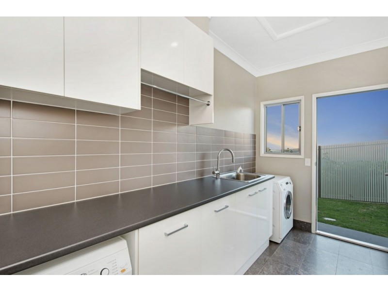3 St Ives Court, Mount Lofty QLD 4350