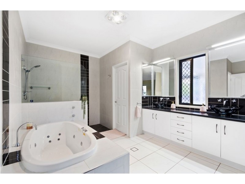 1 Bernard Court, Highfields QLD 4352