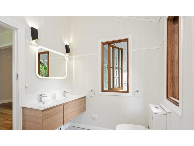 139 Bennetts rd, Norman Park QLD 4170