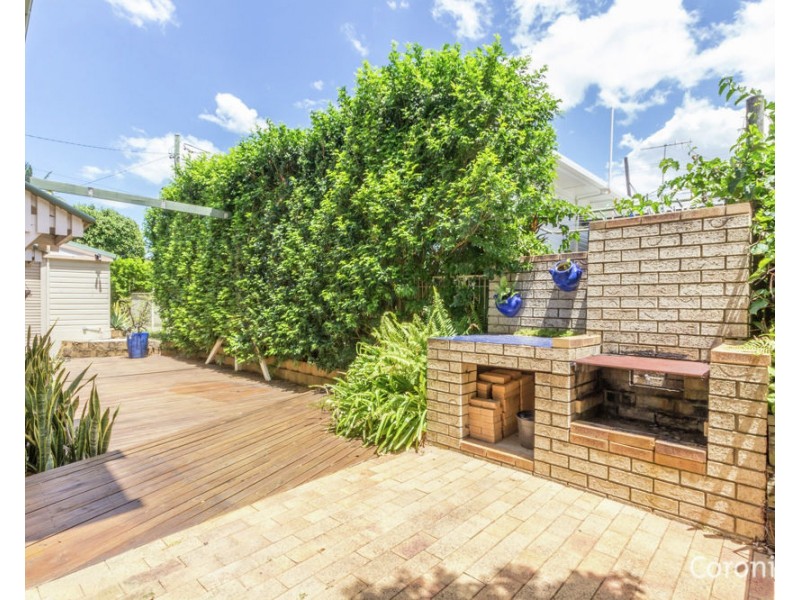 1 Hillcrest Avenue, Wynnum QLD 4178