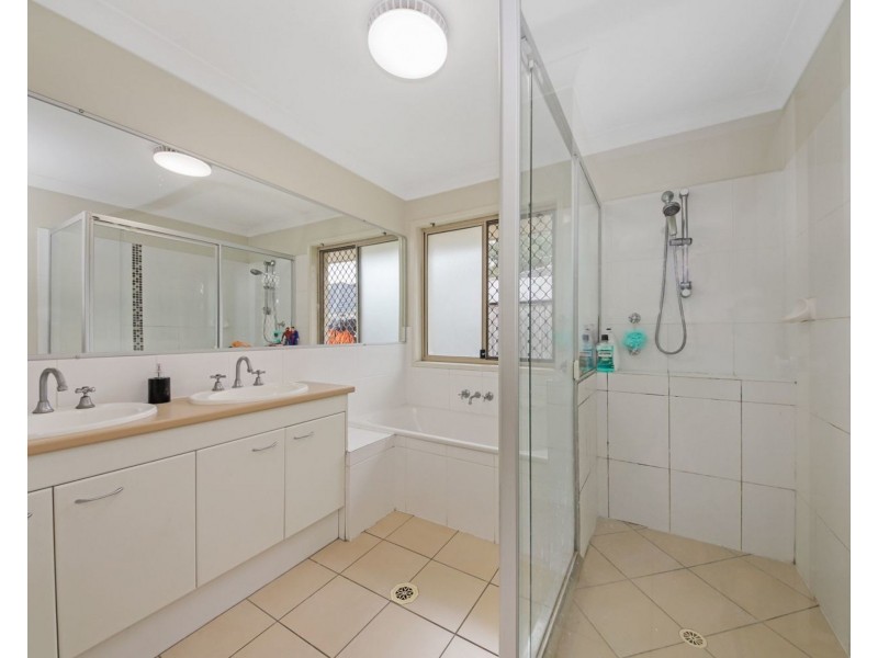 4 Daphne Place, Wakerley QLD 4154