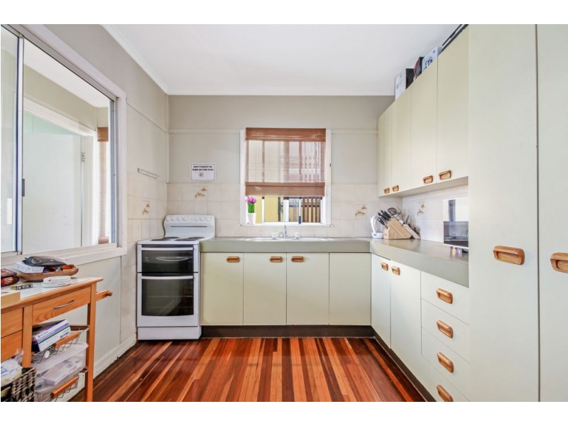 33 Gordon Parade, Manly QLD 4179