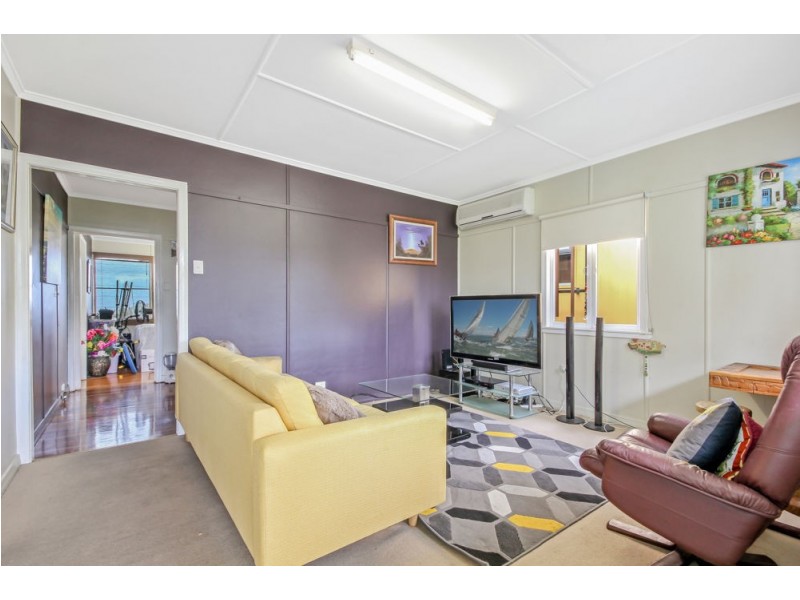 33 Gordon Parade, Manly QLD 4179