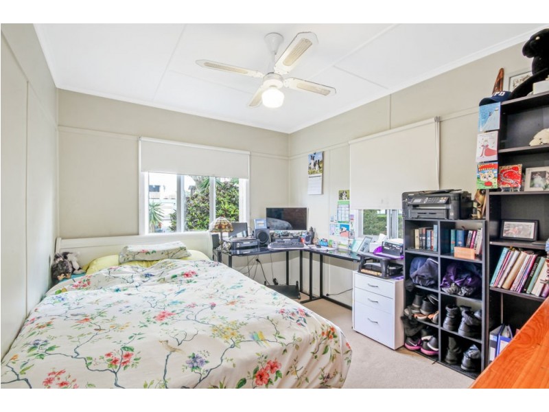 33 Gordon Parade, Manly QLD 4179