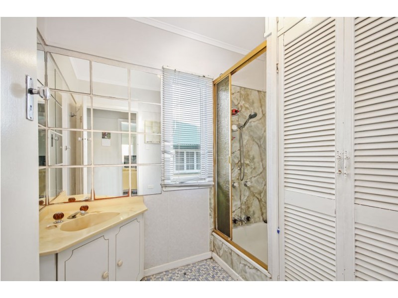 33 Gordon Parade, Manly QLD 4179