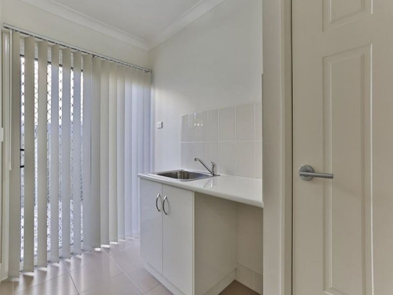 2/1 Barry Street, Mount Lofty QLD 4350
