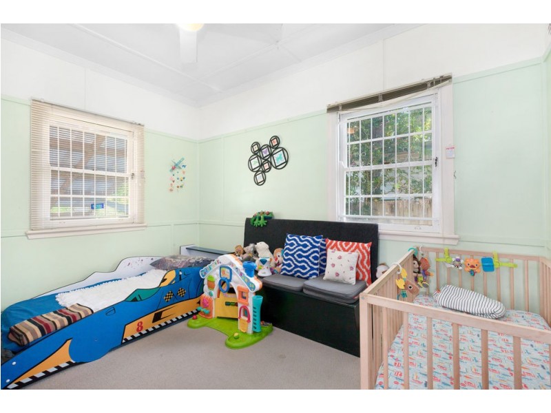 11 Rowton Street, Holland Park QLD 4121