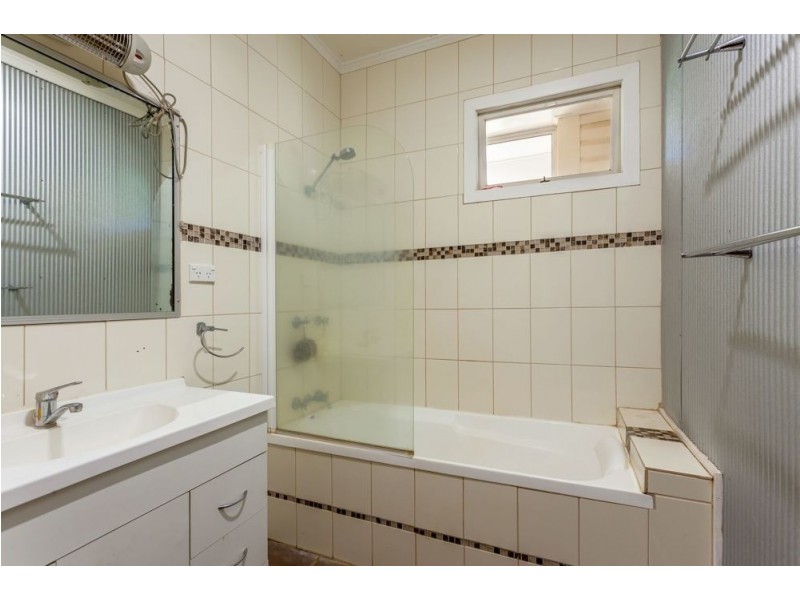 8 Drayton Road, Harristown QLD 4350