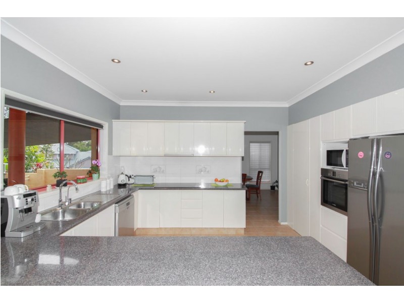 2 Delonix Court, Arundel QLD 4214