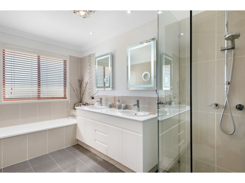 2 Delonix Court, Arundel QLD 4214