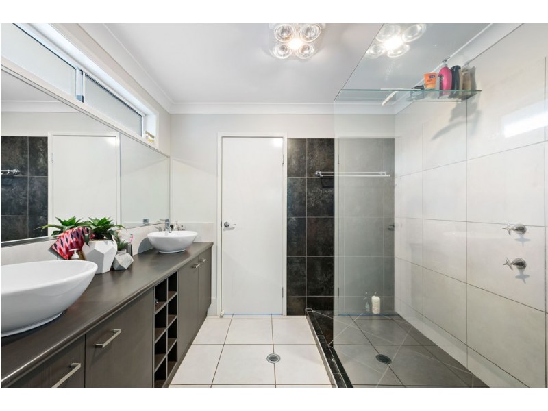 7 Page Court, Kearneys Spring QLD 4350