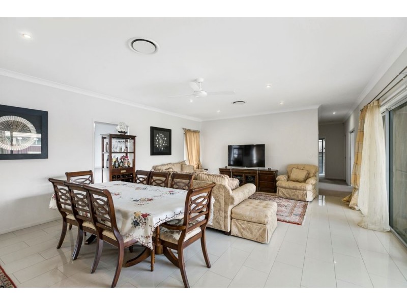 8 Thomson Place, Wakerley QLD 4154