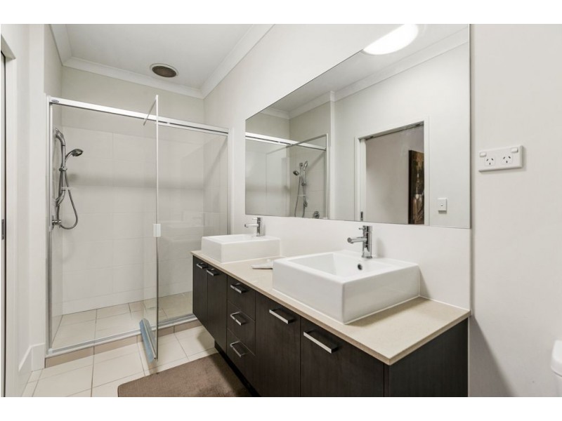 8 Thomson Place, Wakerley QLD 4154
