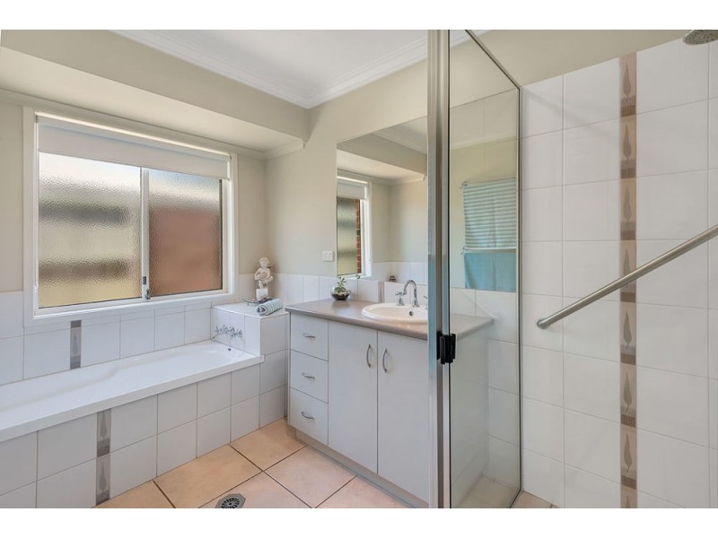31 Hinchliffe Drive, Kearneys Spring QLD 4350