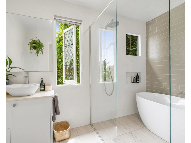 54 Gordon Parade, Manly QLD 4179