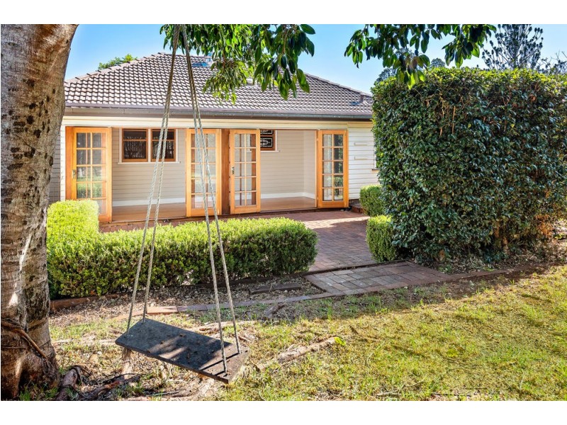61 Wooldridge Street, Mount Lofty QLD 4350
