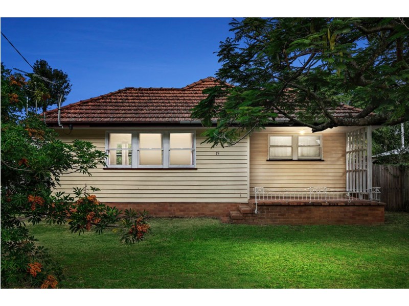 19 Pattison Avenue, Norman Park QLD 4170
