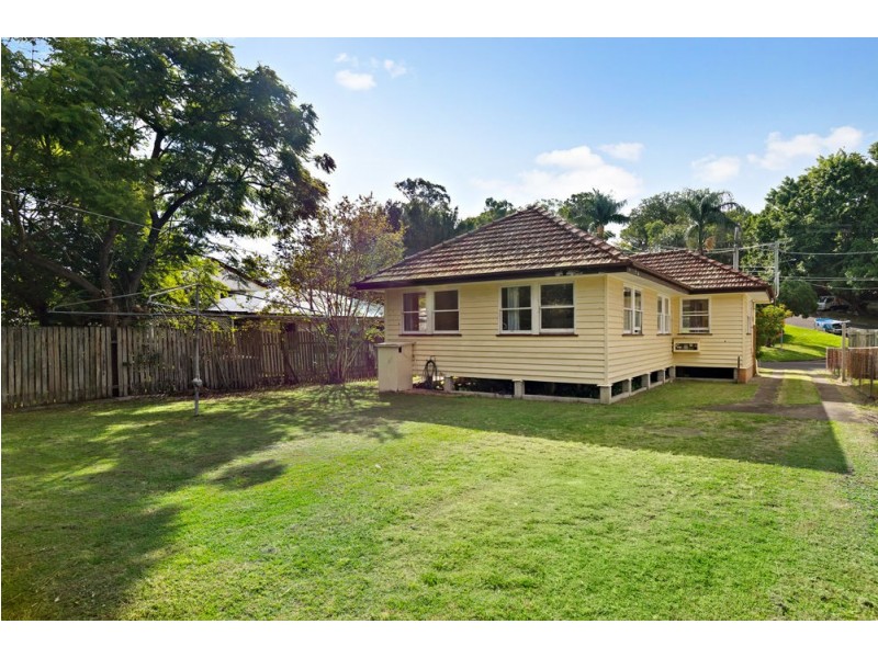 19 Pattison Avenue, Norman Park QLD 4170