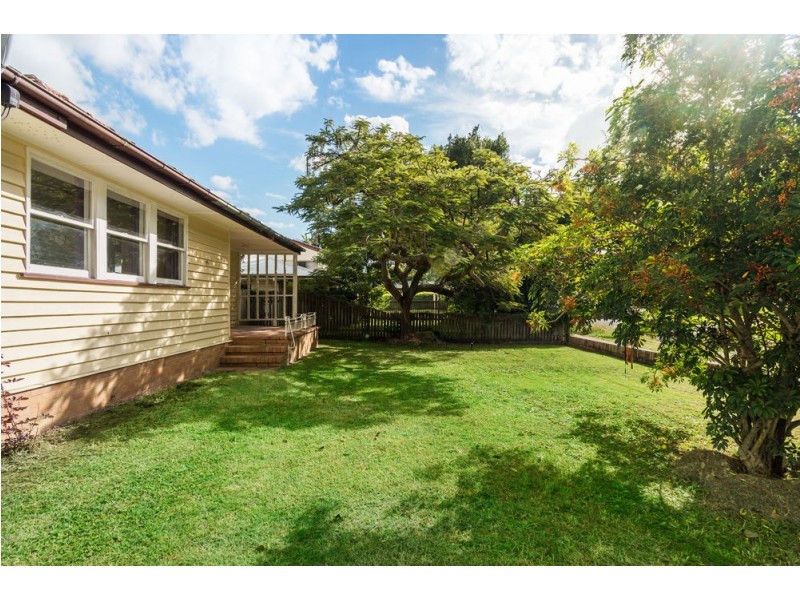 19 Pattison Avenue, Norman Park QLD 4170