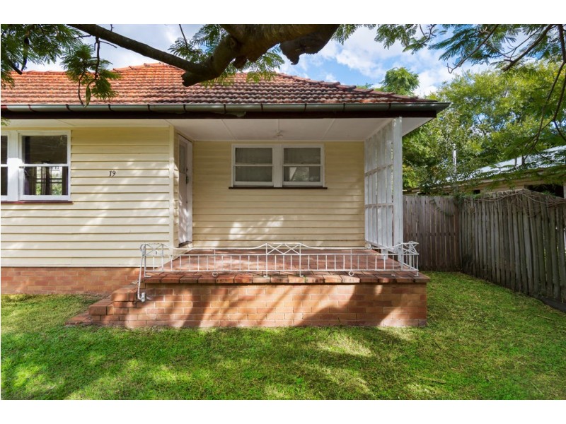 19 Pattison Avenue, Norman Park QLD 4170