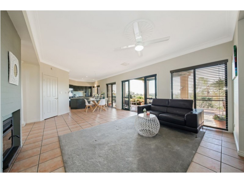 31 Oakmont Crescent, Albany Creek QLD 4035