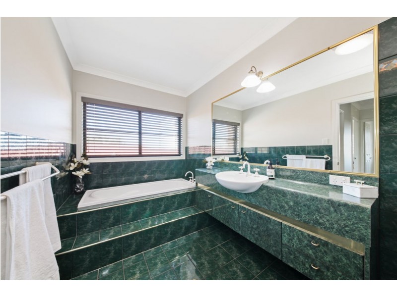 31 Oakmont Crescent, Albany Creek QLD 4035